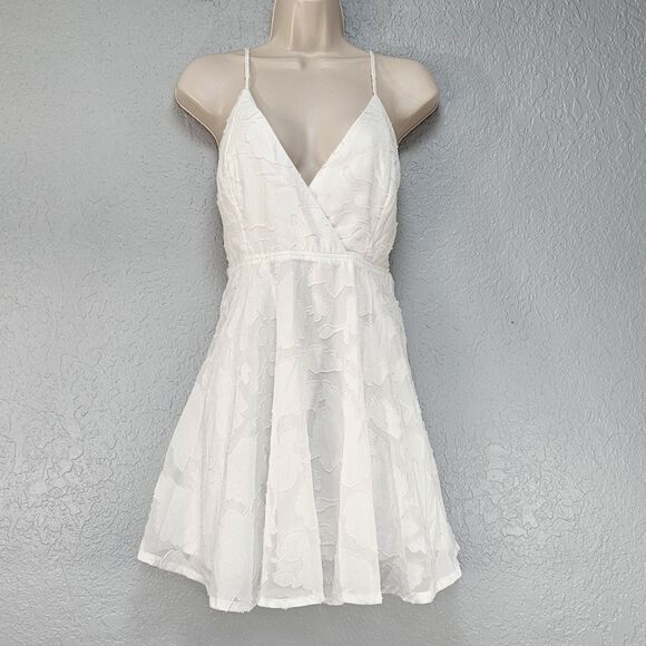 Lulus White Floral Cross-Back Fit & Flare Skater Mini Dress Size M - Picture 1 of 7